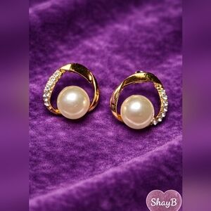 Elegant Gold and Pearl Earrings